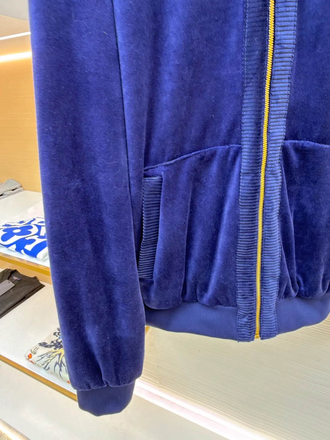 LOUIS VUITTON velvet zipper pocket ribbed long-sleeved jacket ●Original version: Purchased and developed by 20433 ●Item number: 1682205-C30 ●Fabric: velvet fabric ●Technology: knitting ●Color: navy blue ●Version: fitted version ●Weight: about 945 grams ●Size: S-M-L-XL ●Description: This navy blue velvet zipper jacket is made of high-density custom-woven velvet fabric, which has been washed and brushed. The suede is short, dense and shiny, and feels soft and skin-friendly. It is also pre-shrunk to avoid shrinkage and deformation after wearing. The neckline is a stand-up collar and is equipped with a custom-made brass zipper. The chain teeth are made with polished gold-plated washing technology, which is smooth, wear-resistant and not easy to oxidize. The sides and pockets of the body adopt accordion pleat three-dimensional splicing technology, supplemented by high-elastic rib edges of the same color, taking into account the stiffness of the fit and wearing comfort. The left chest is inlaid with a metal nameplate logo, which is made by etching and painting. The details are made of double-needle overlock sewing. The stitching is neat and precise. The overall process takes into account both texture and wearability. Each process is subject to quality control inspection to ensure the exquisite presentation of the pattern and details. The overall wiring is straight and delicate, the fabric is comfortable and soft, and the color is consistent without color difference. It can be matched with the same style to create a fashionable look and control various occasions. Customized accessories, complete with three standards, same style for men and women!